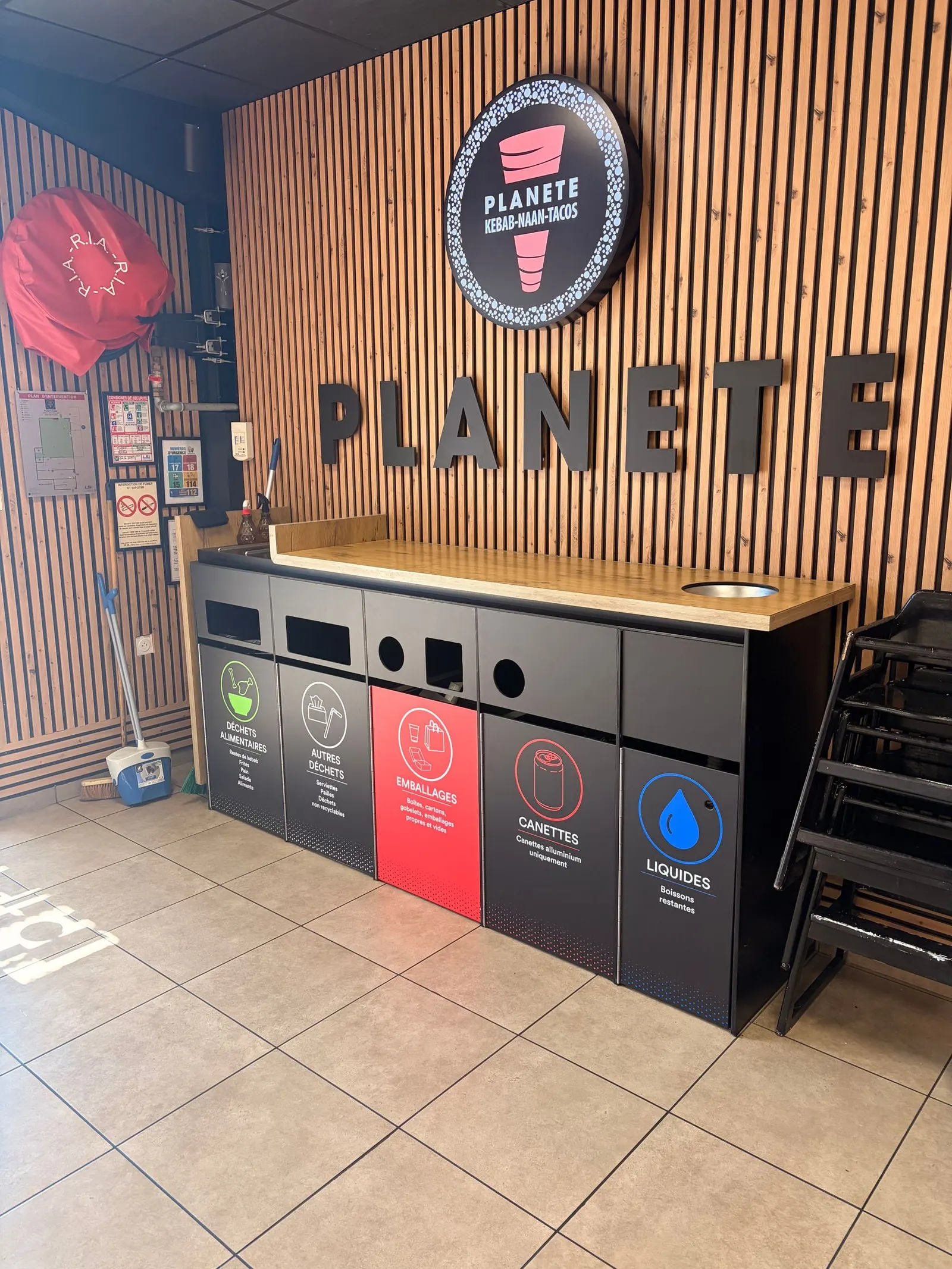 Le même meuble à poubelles habillé en rouge et noir