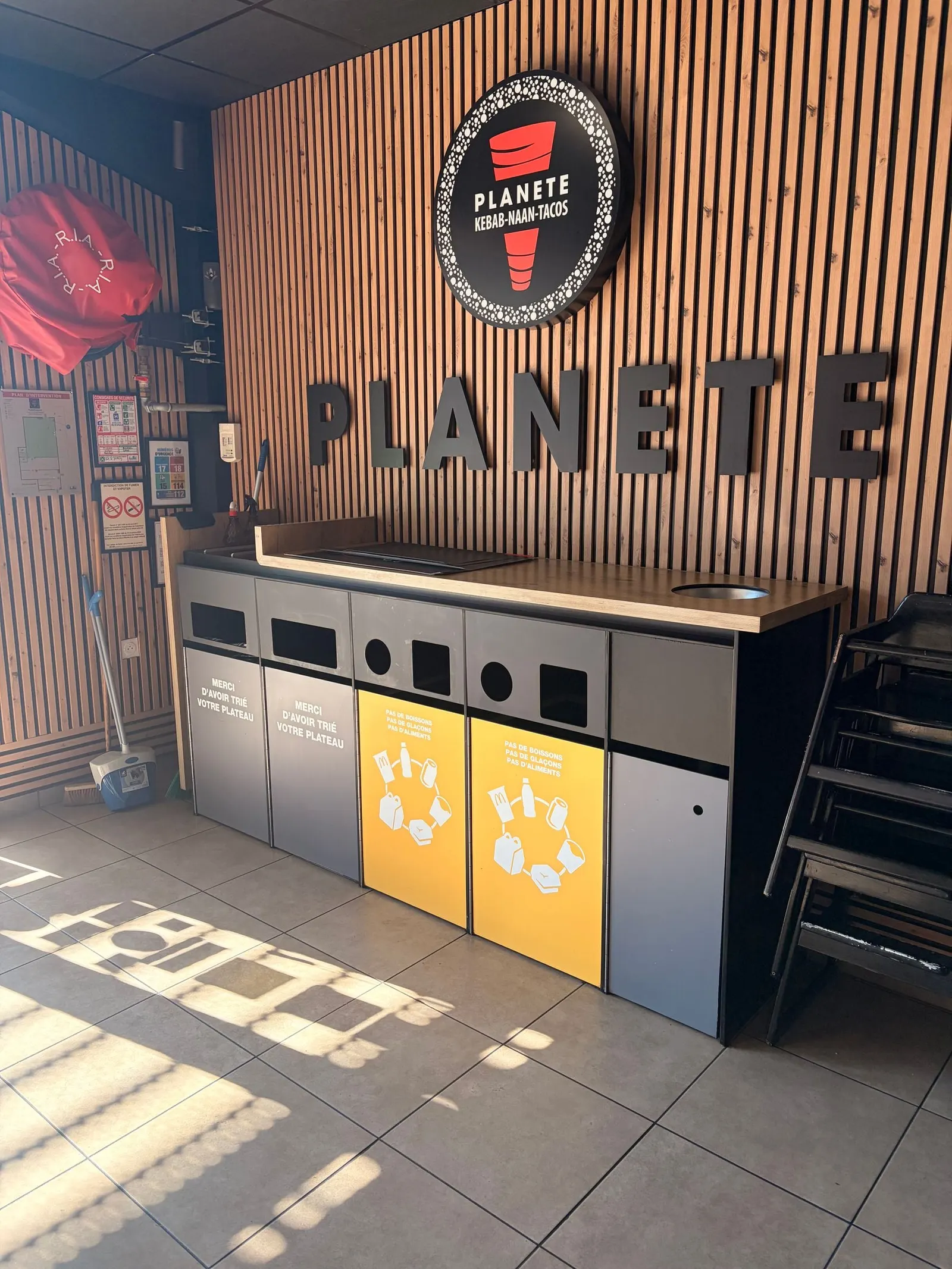 Meuble à poubelles de restaurant avant l'habillage