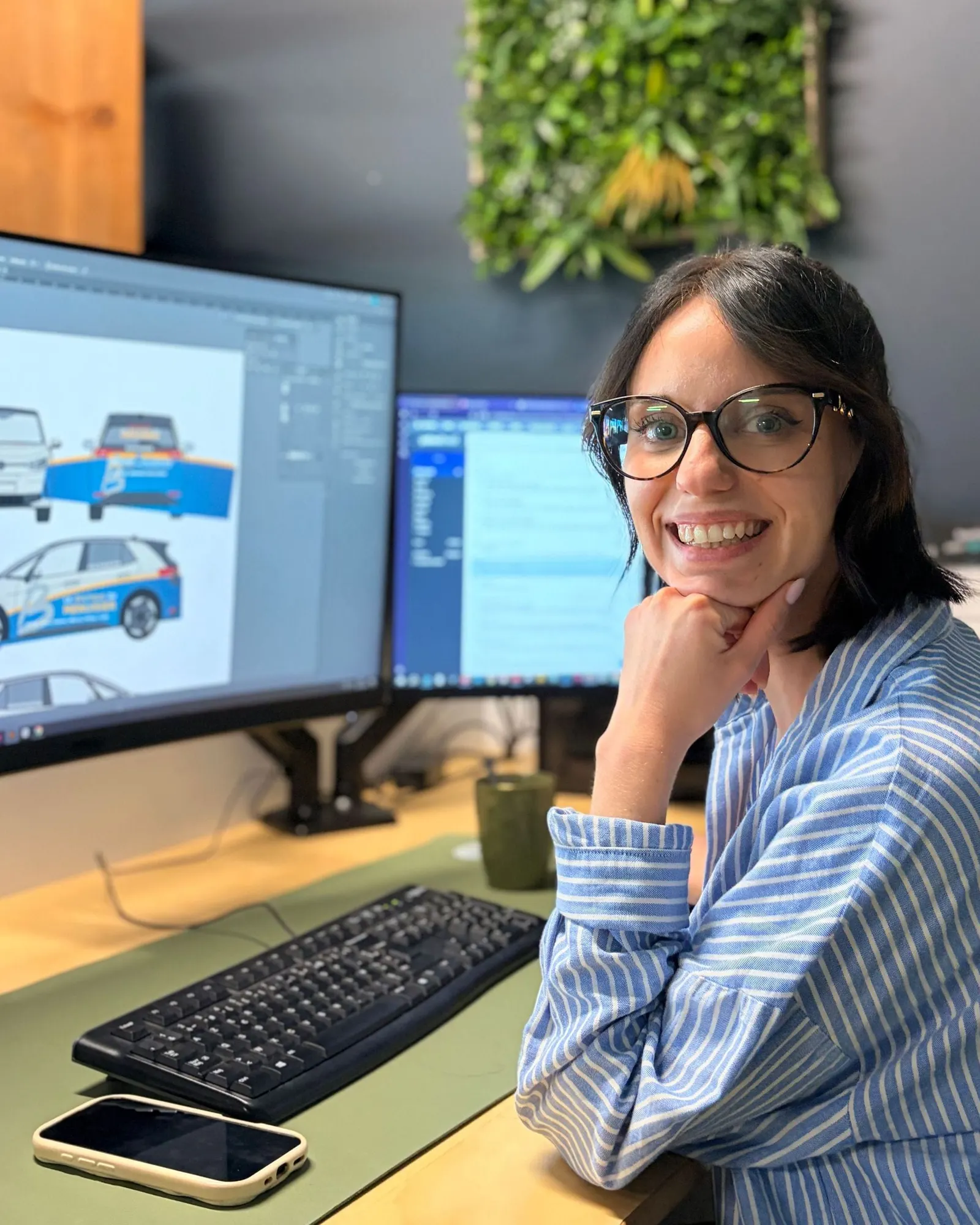 Jennifer à son poste, un projet de covering de véhicule affiché à l'écran