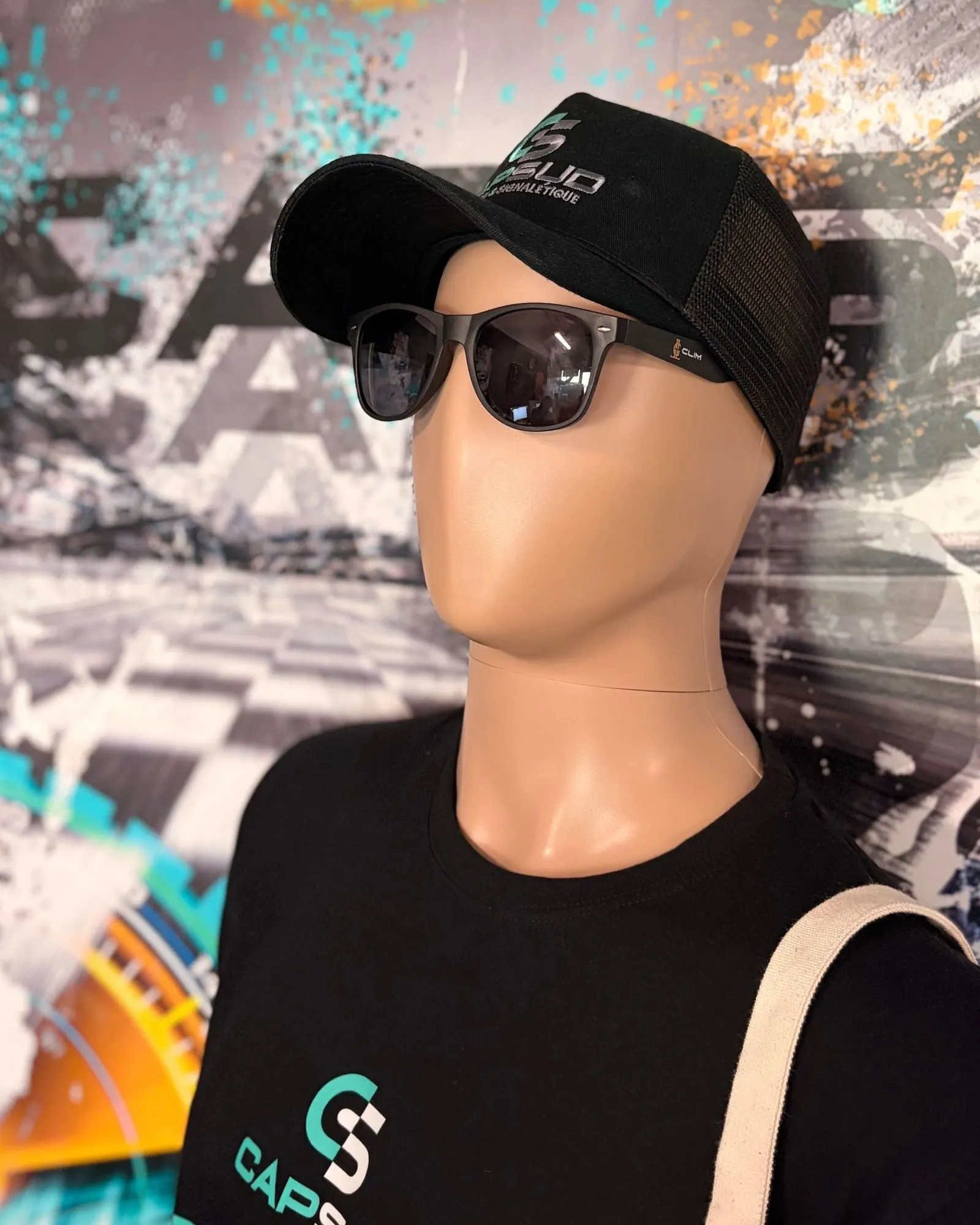 Pixel, le mannequin de l'atelier, en casquette, lunettes de soleil et t-shirt Cap Sud