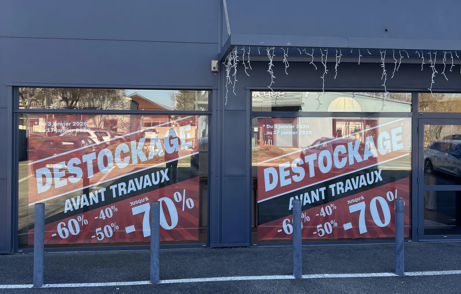 Deux grandes affiches de déstockage en vitrine