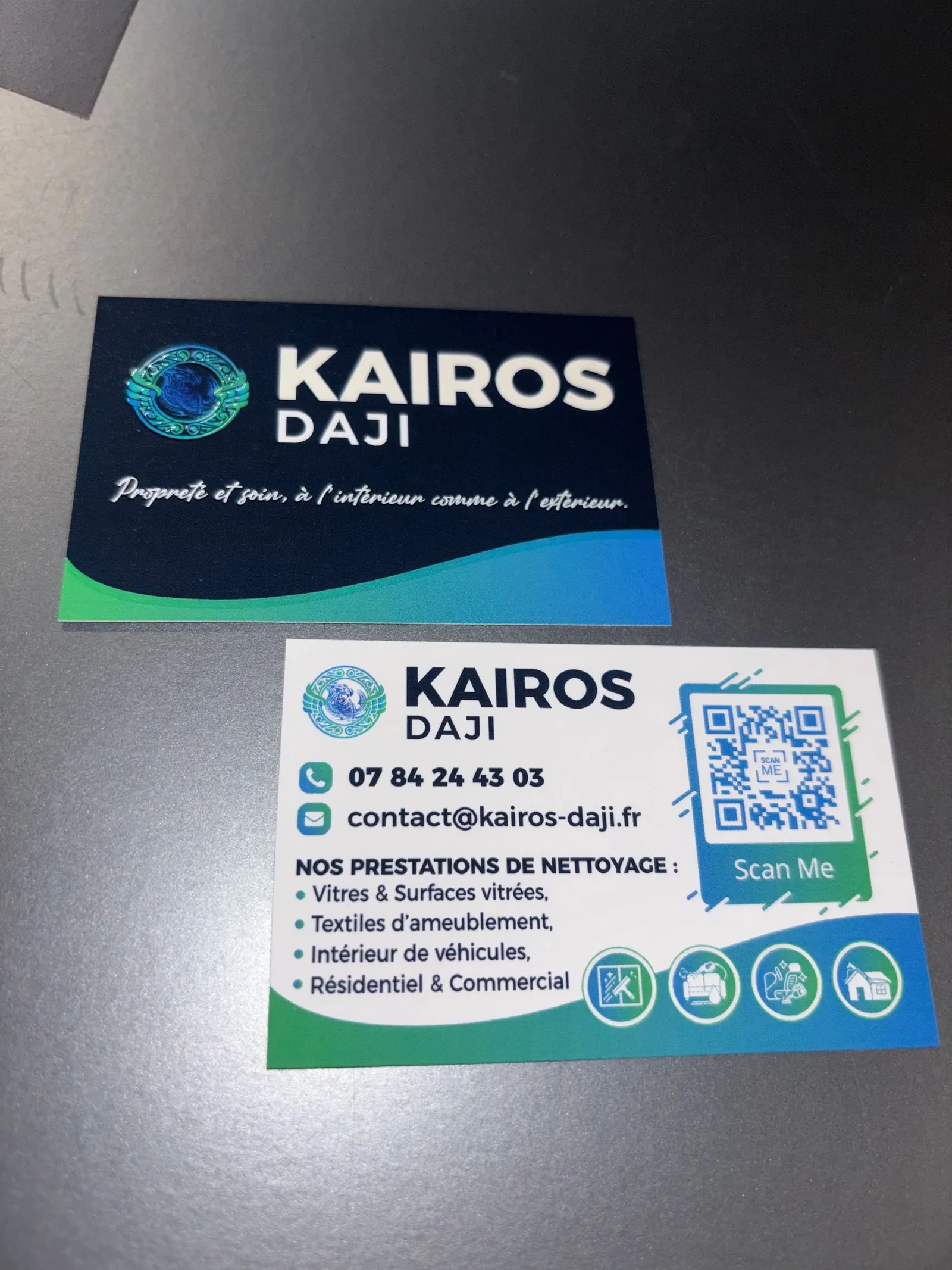 Cartes de visite bleues avec vernis sélectif