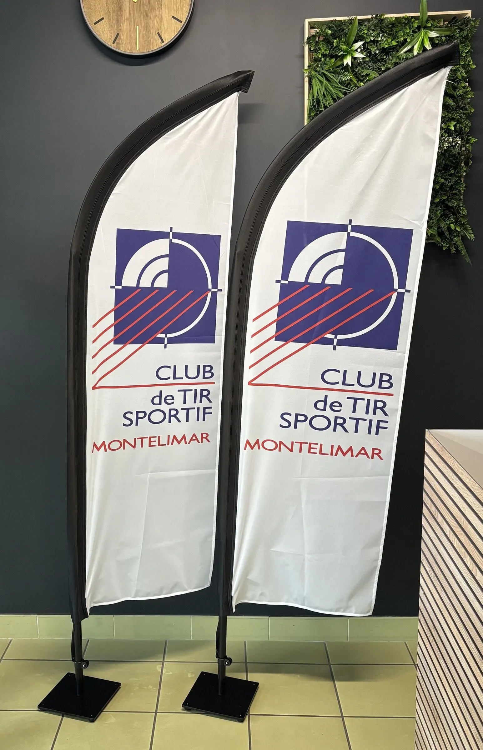 Deux oriflammes blanches d'un club sportif