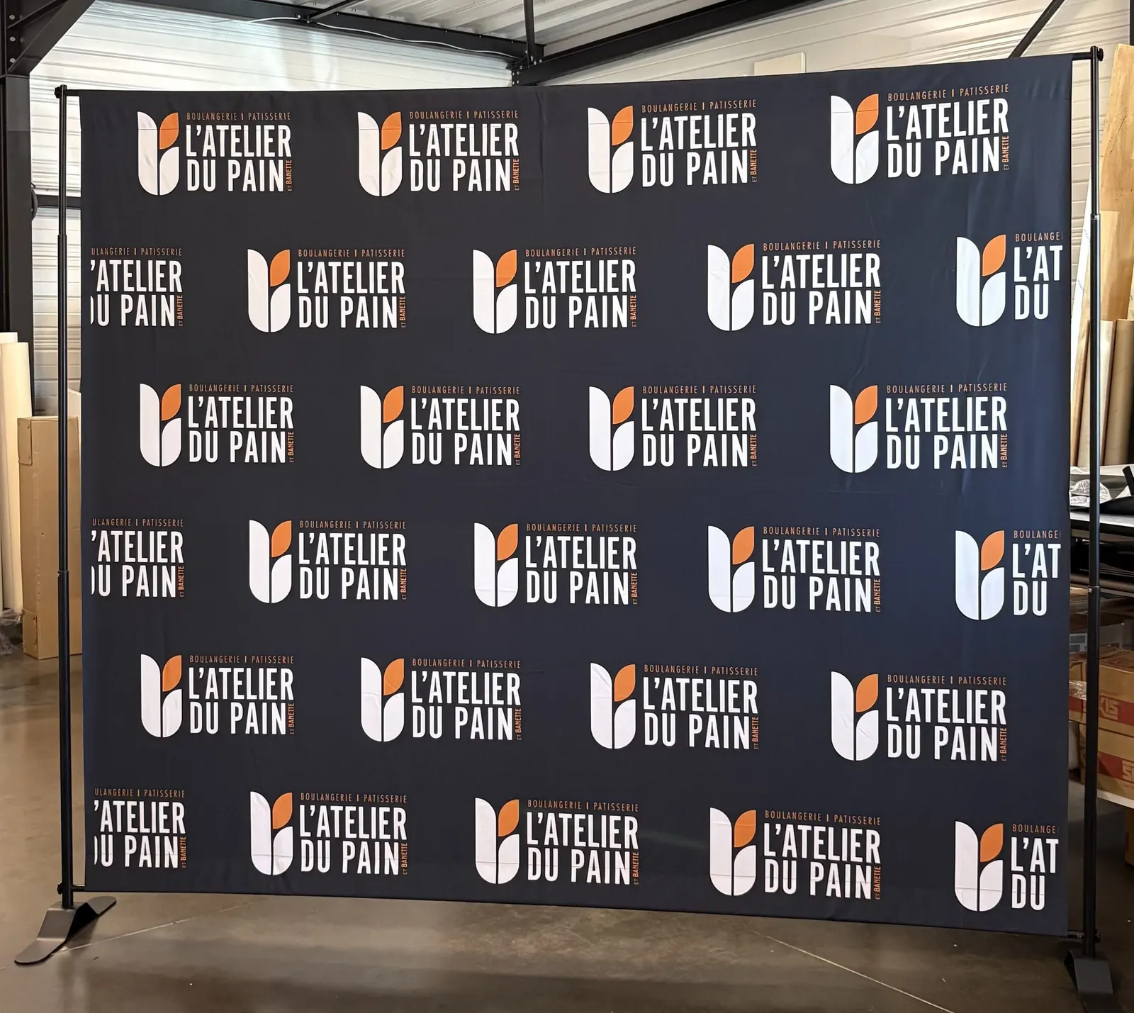 Mur photocall imprimé d'un logo répété