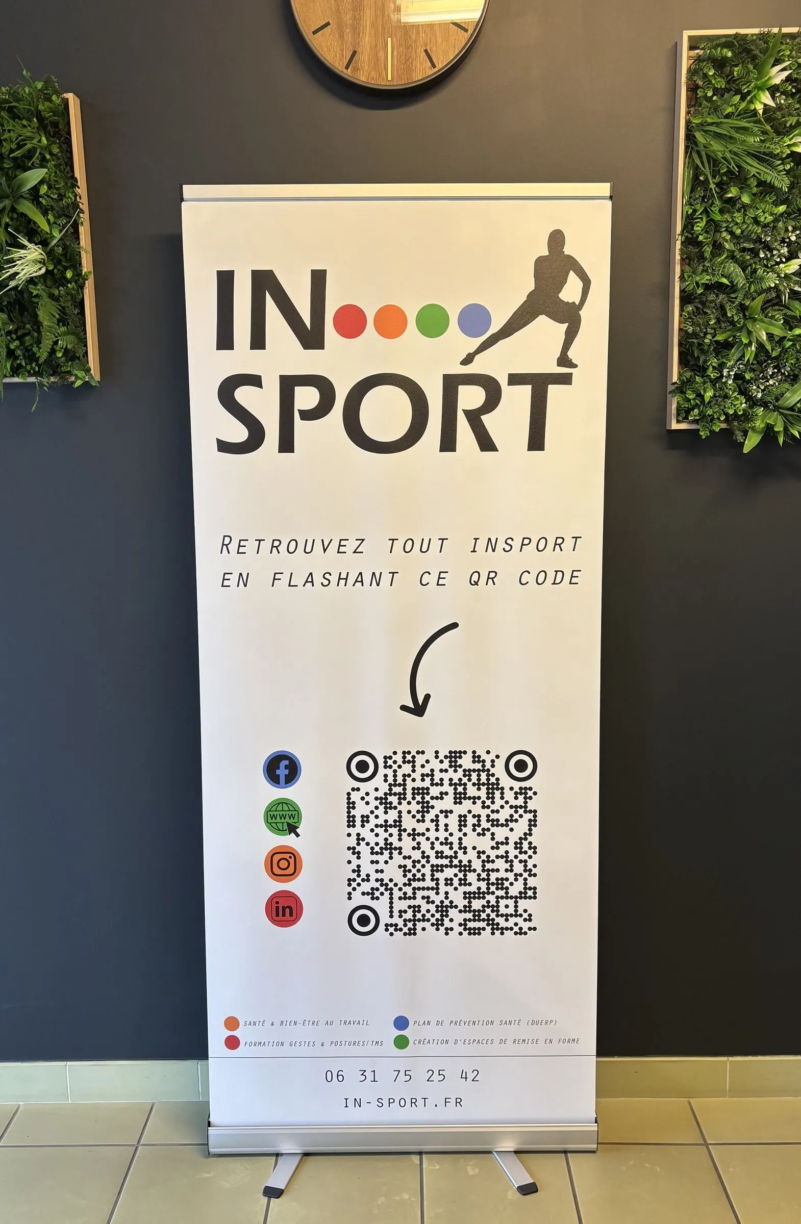 Roll-up blanc au logo sportif