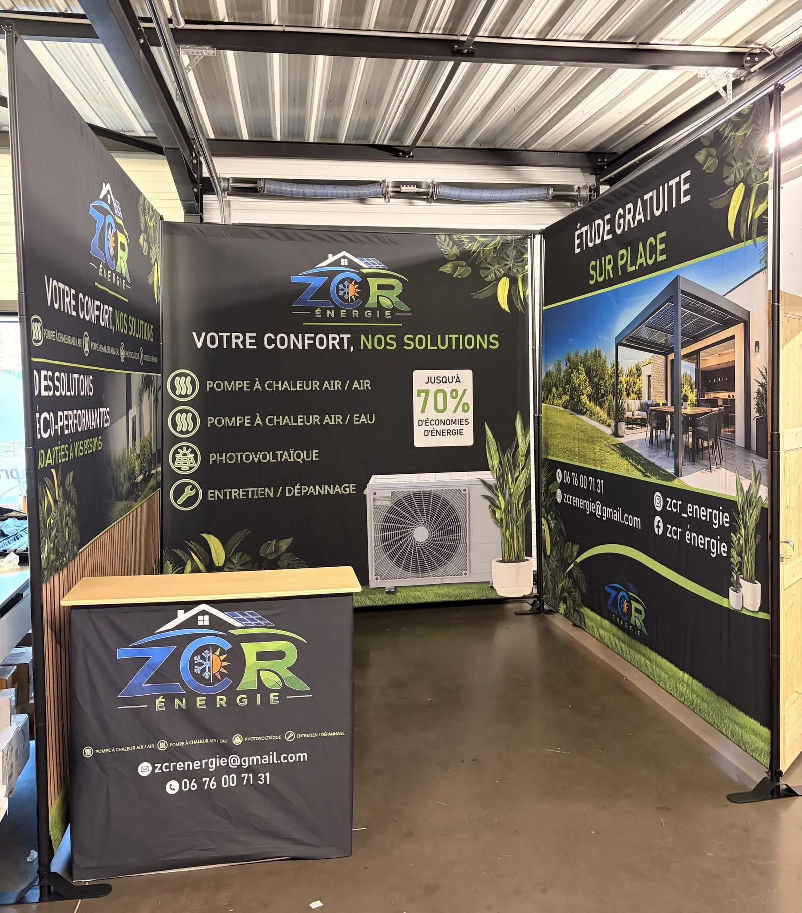 Stand d'exposition habillé de visuels bleus et verts
