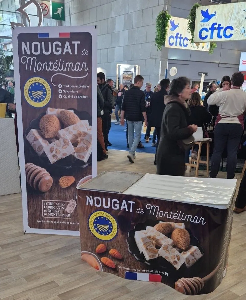 Table de salon habillée d'une bâche, avec X-banner