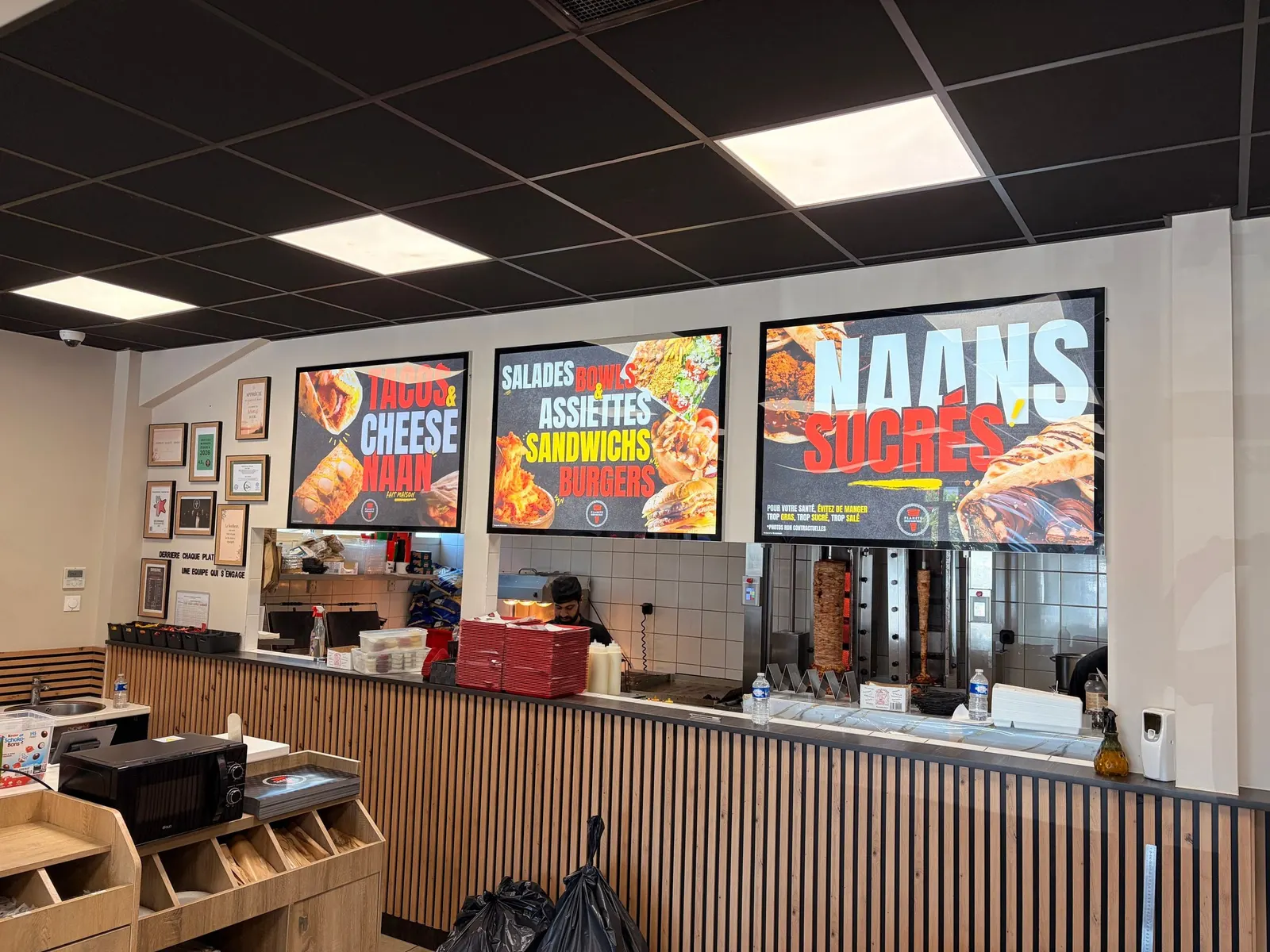 Le même comptoir avec les nouvelles affiches rétroéclairées