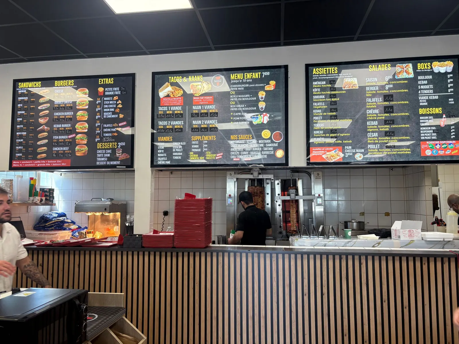 Comptoir de restaurant avec les anciens menus au-dessus