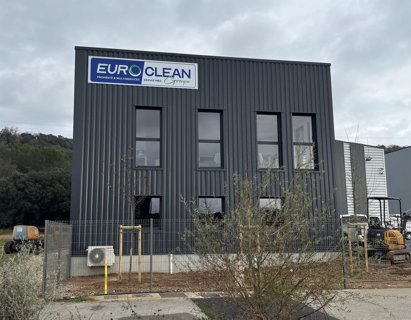 Enseigne posée en haut de la façade d'un bâtiment d'entreprise