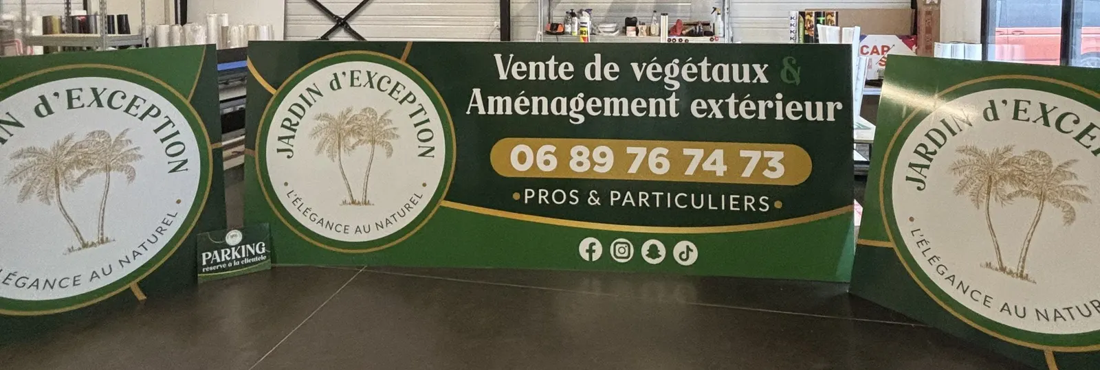 Panneaux enseigne verts et blancs posés sur une clôture