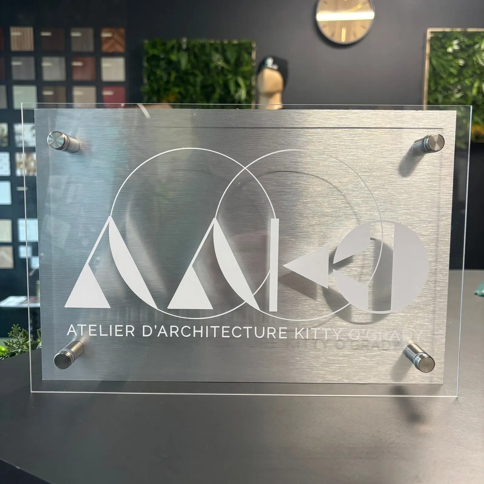 Plaque en plexiglas et aluminium brossé fixée par entretoises