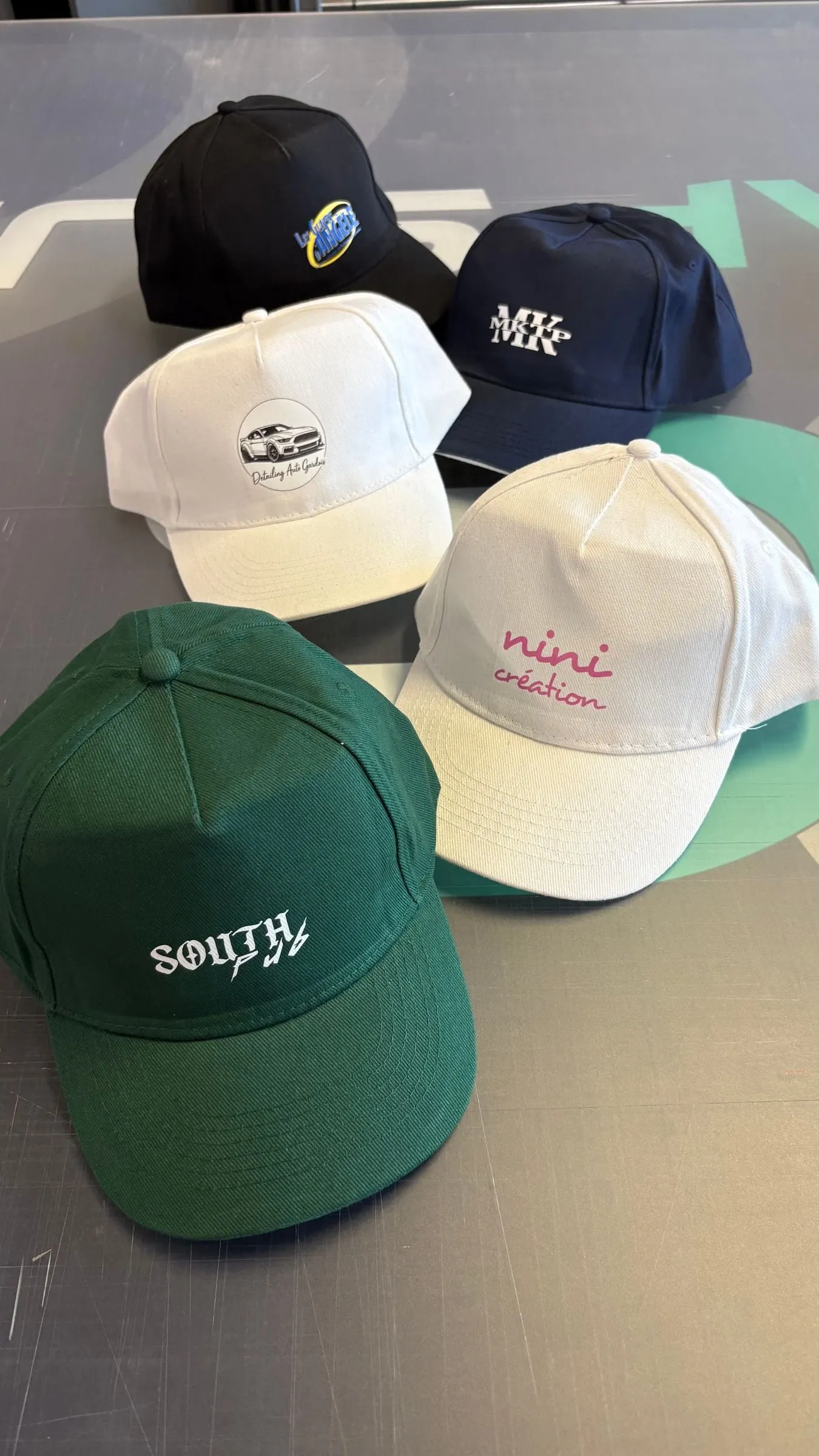Casquettes marquées d'un logo