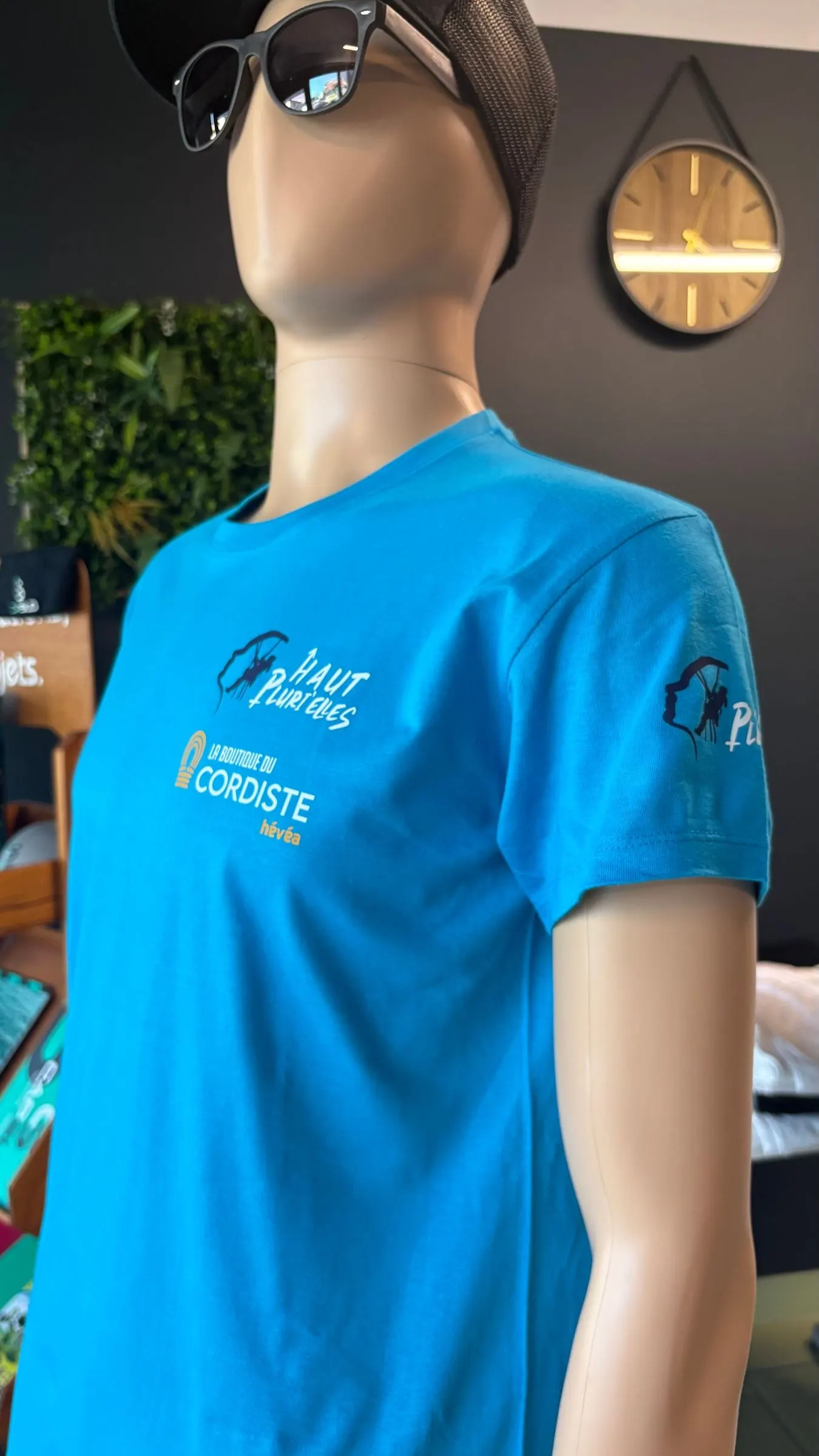 Mannequin portant un haut bleu marqué d'un logo