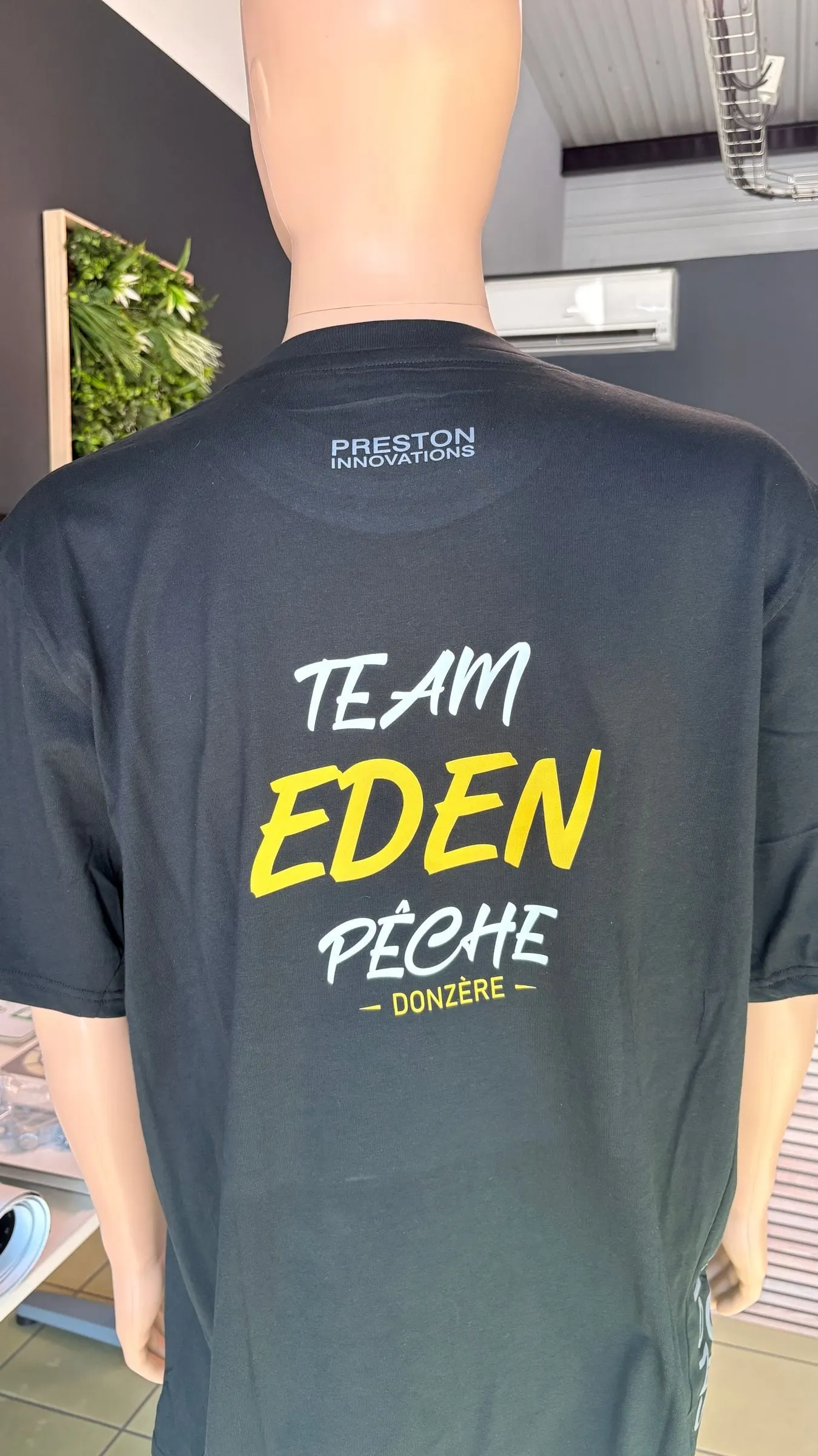 T-shirt noir d'équipe marqué dans le dos