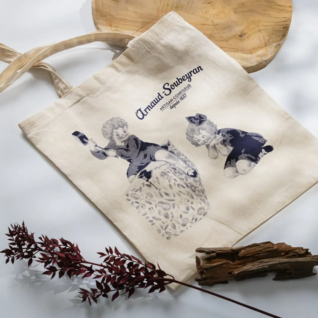 Tote bag en toile imprimé, présenté en mise en situation