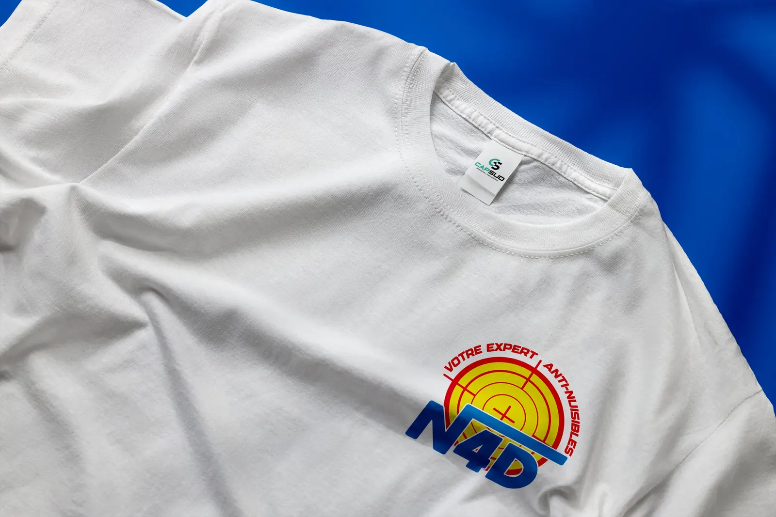 T-shirt blanc marqué d'un logo coloré, présenté en mise en situation
