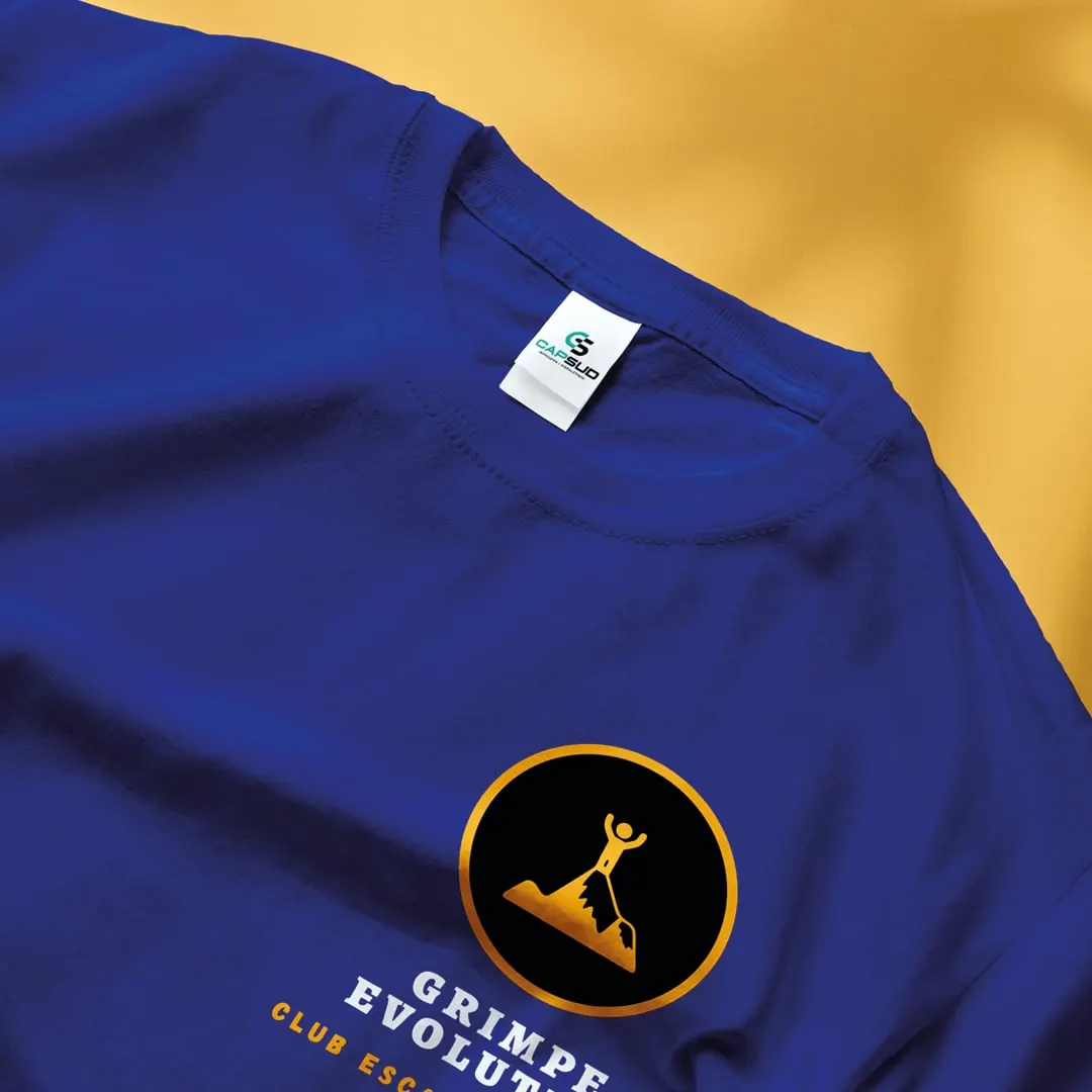 T-shirt bleu marqué d'un logo, présenté en mise en situation