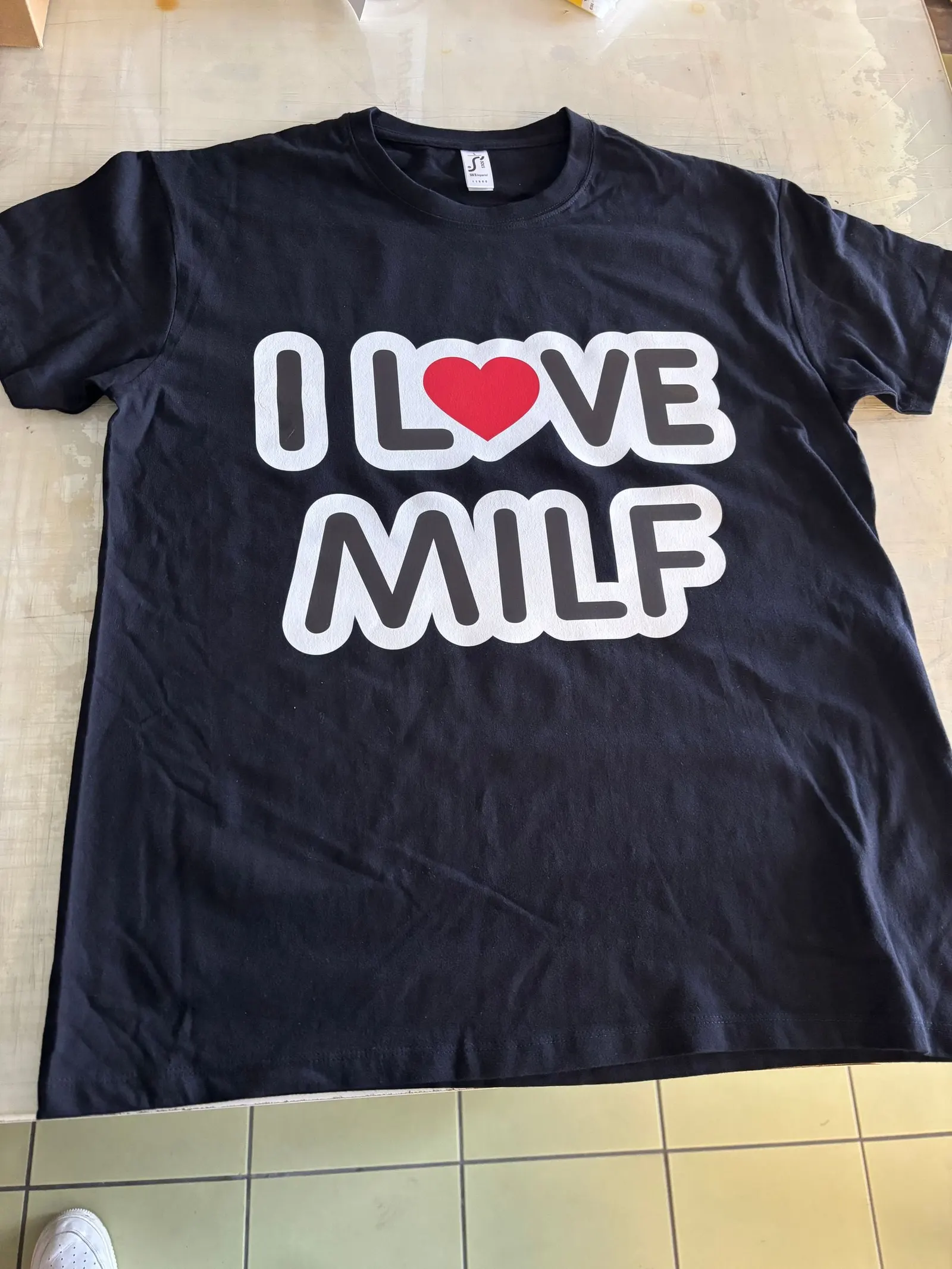 T-shirt noir marqué d'un message humoristique