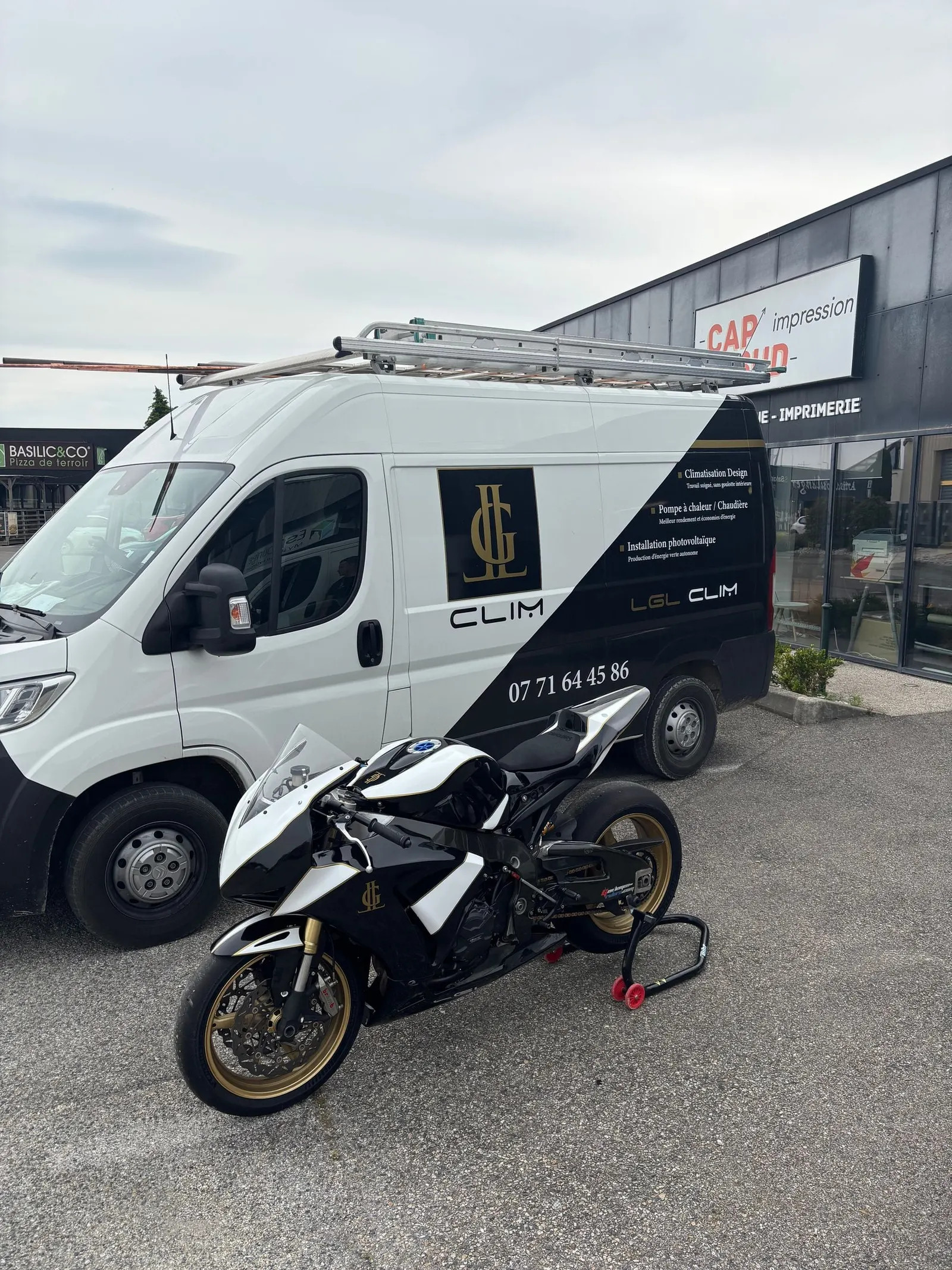 Fourgon blanc et noir et moto sportive assortie
