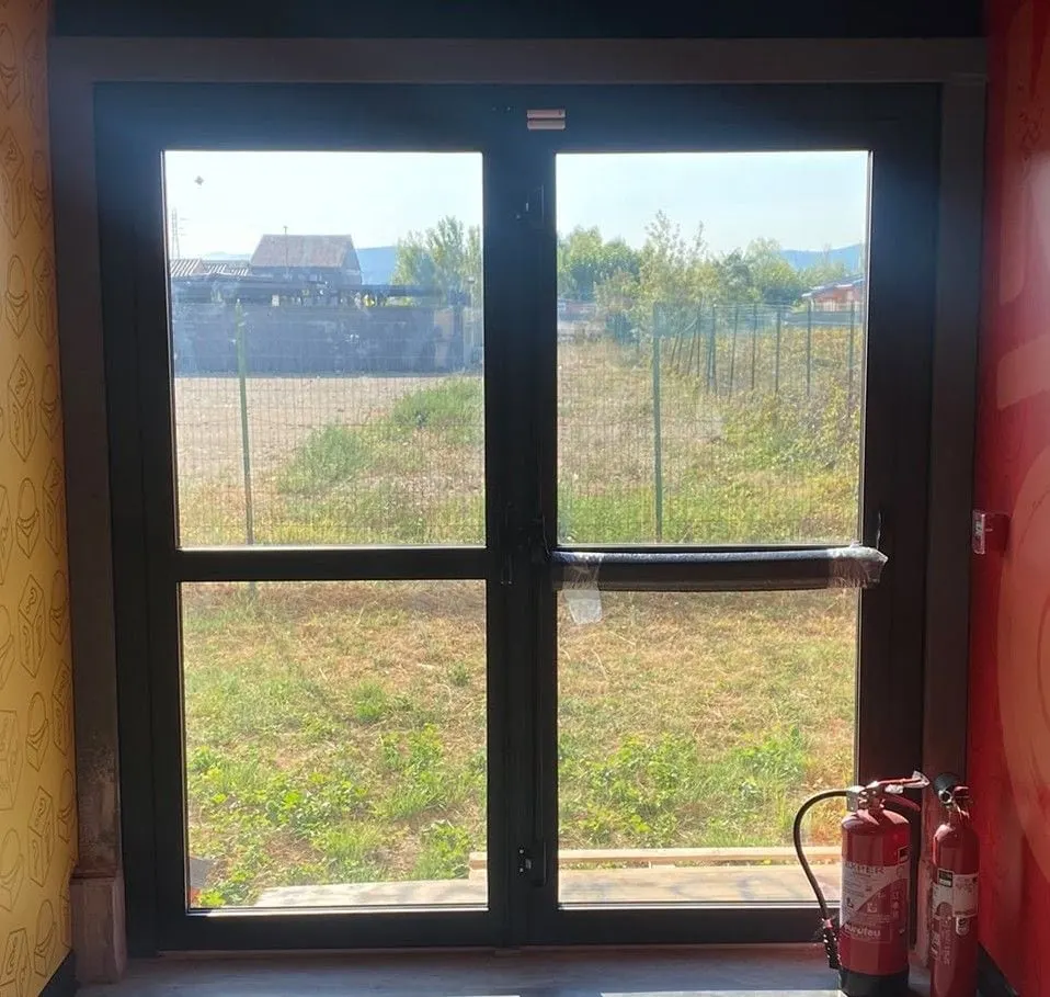 Porte vitrée transparente avant la pose