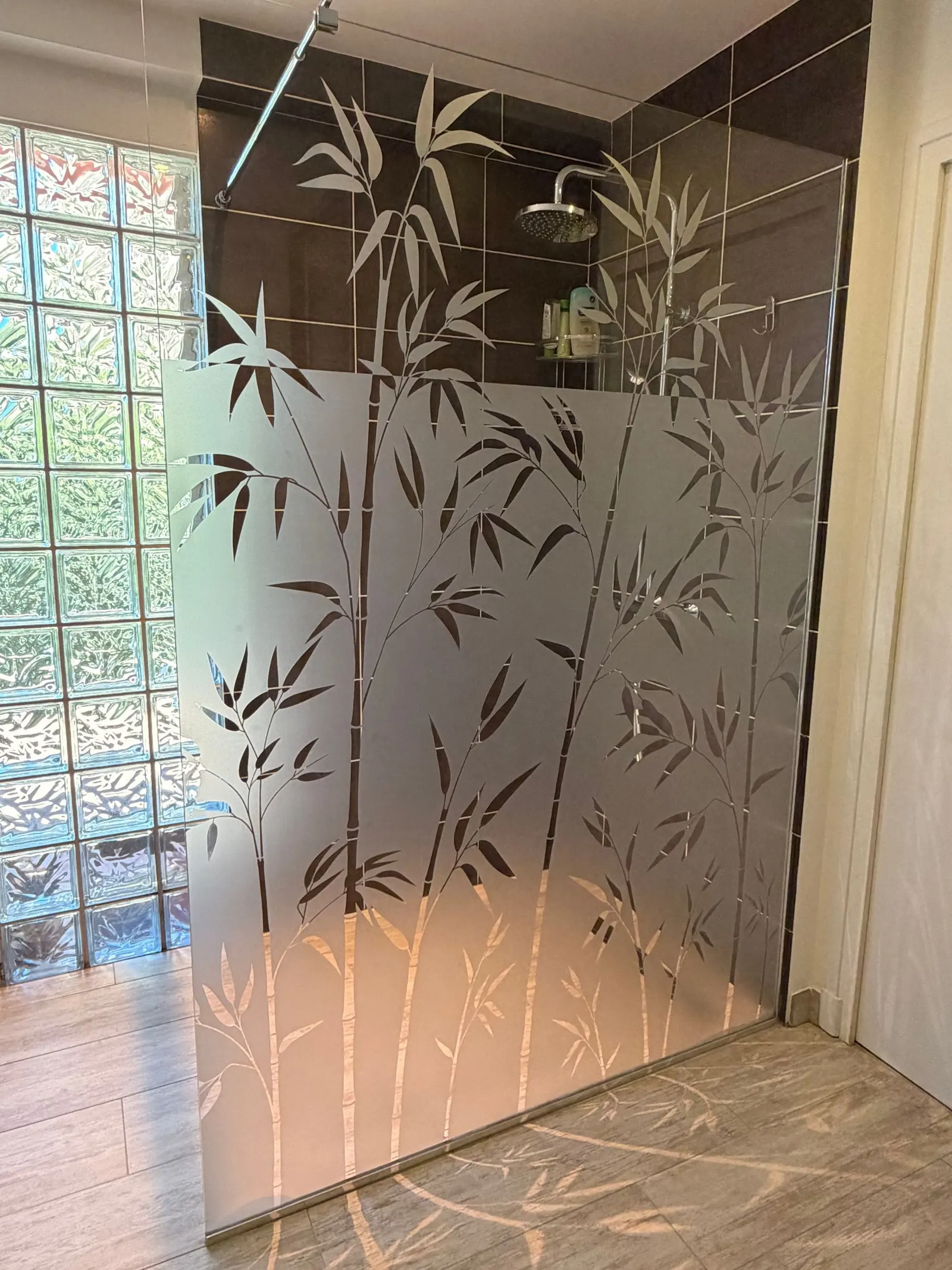 Paroi de douche vitrée décorée de bambous en film dépoli